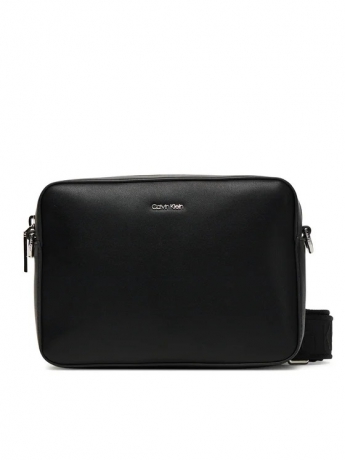 Calvin Klein borsa camera bag in ecopelle liscia nera con tracolla e logo