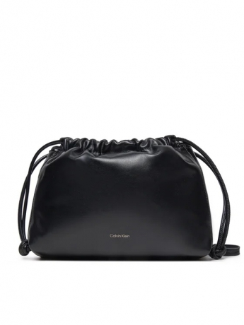 Calvin Klein borsa DRAWSTRING in ecopelle nera liscia