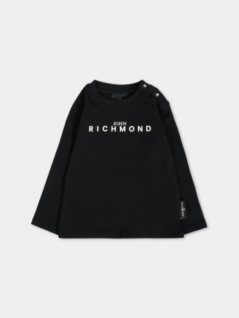 John Richmond T-shirt infant nera in cotone, a maniche lunghe, con girocollo a costine e chiusura con bottoni automatici sulla spalla. È decorata con logo bianco gommato, sulla parte anteriore.