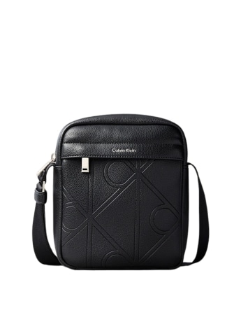 Calvin Klein borsa a tracolla reporter in ecopelle nera con logo monogram impresso all over