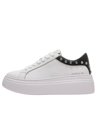 Emanuelle Vee sneakers bice in pelle bianca con borchie e inserto nero platform