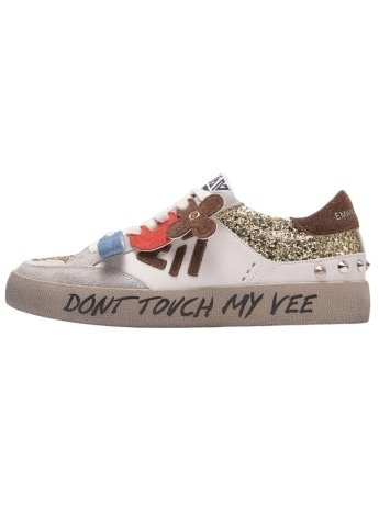 Emanuelle Vee sneakers olivia in pelle bianca con charms borchie e scritta su suola